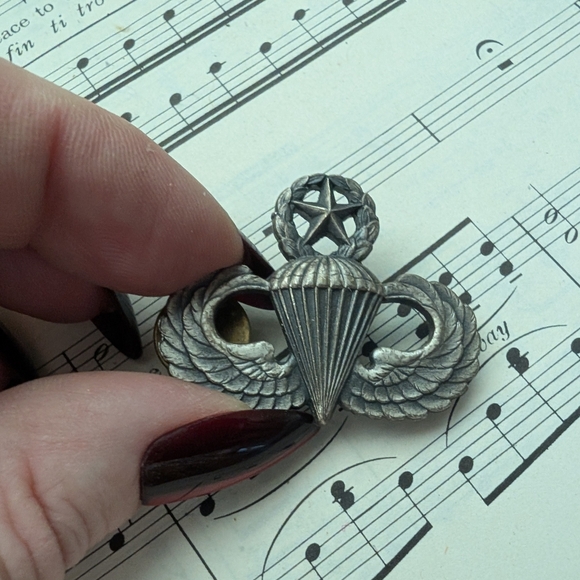 Silver Parachute Wings Pin - Picture 3 of 5